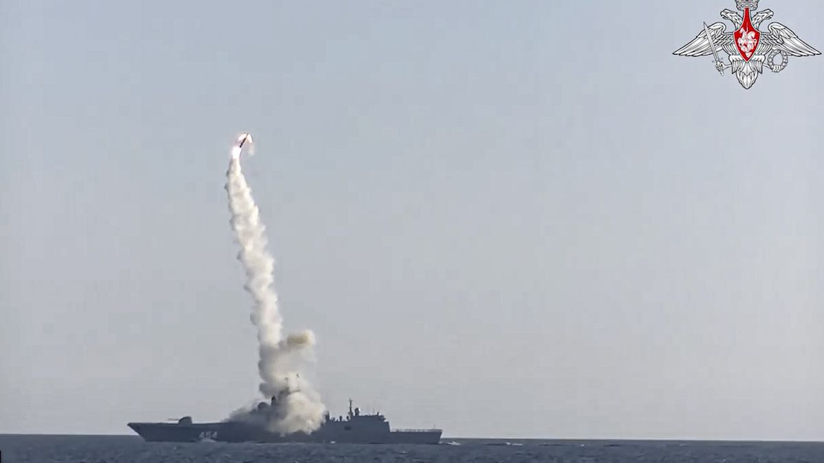 Lodě s hypersonickými střelami Cirkon pošleme na Washington, hrozí Medvěděv